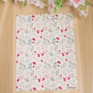Peut inclure: Un fond blanc avec un motif répétitif de feuilles vertes et de baies rouges. Le motif est un design aquarelle. Le texte "CamClayCo" est dans le coin inférieur droit.