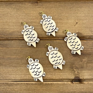 5pc 1.5&quot; Carved Bone Turtle Charms, 38mm, Turtle Jewelry, Natural Bone Beads, Turtle Beads, Turtle Pendants, Black & White Bone Beads