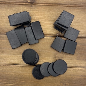 Stora svarta benämnen, snidade benämnen, bencabocher, pärlämnen, benpärlor, runor, scrimshaw, kuriositeter, buffelben, benplattor