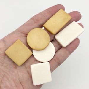 Puede incluir: Seis formas geom&eacute;tricas hechas de resina blanca y beige. Las formas incluyen un c&iacute;rculo, un cuadrado, un rect&aacute;ngulo y tres cuadrados de diferentes tama&ntilde;os.