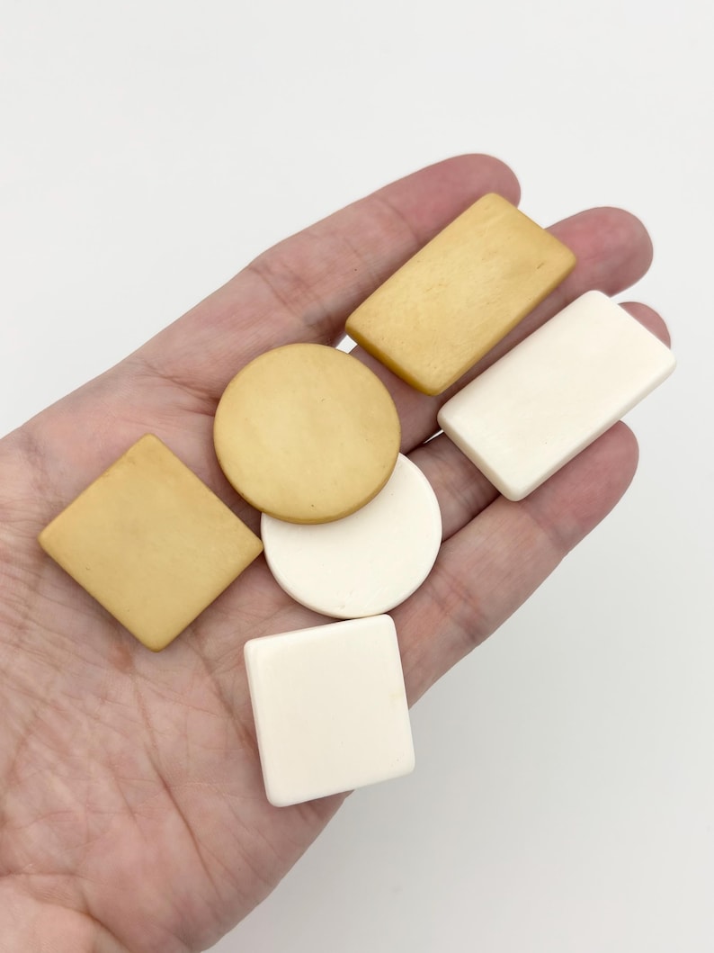 Puede incluir: Seis formas geom&eacute;tricas hechas de resina blanca y beige. Las formas incluyen un c&iacute;rculo, un cuadrado, un rect&aacute;ngulo y tres cuadrados de diferentes tama&ntilde;os.