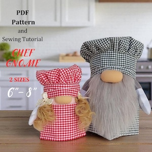Puede incluir: Dos gnomos chefs, uno pequeño y otro grande, uno al lado del otro. El gnomo más pequeño lleva un gorro y un delantal de chef a cuadros rojos y blancos, con pelo rubio y un lazo. El gnomo más grande tiene un gorro a cuadros blancos y negros y una larga barba gris. El texto de la imagen dice "PDF Pattern and Sewing Tutorial".