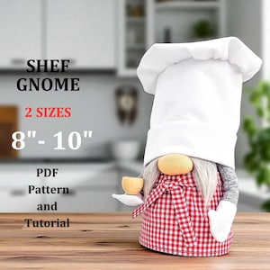 Può includere: Una bambola gnomo chef con cappello da chef bianco e grembiule a scacchi rossi e bianchi. La bambola ha barba grigia, naso giallo e tiene in mano una piccola tazza di legno. Il testo sull'immagine dice "SHEF GNOME", "2 SIZES", "8"-10"", "PDF Pattern and Tutorial". La bambola è alta 20-25 cm.