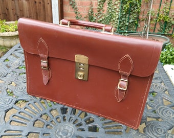 Un maletín de cuero vintage hecho a mano de gran calidad y fabricado en Inglaterra.