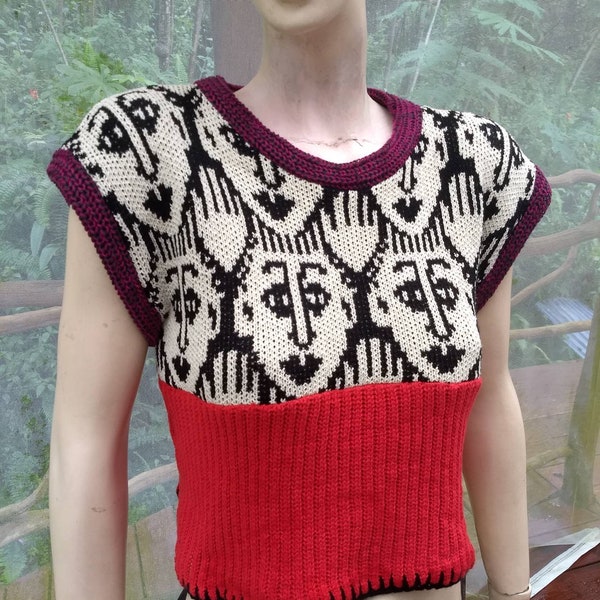 Sleeveles knit top in cotton, cropped with faces, layering piece or wear as is.