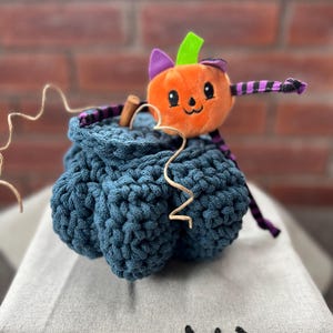 Crochet pumpkin basket pattern