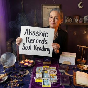 Può includere: Una donna tiene in mano un cartello con la scritta "Akashic Records Soul Reading". Una sfera di cristallo, tarocchi, candele e libri sono su un tavolo con un panno viola. Lo sfondo è una parete viola scuro con oggetti decorativi.