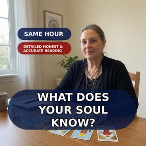 Könnte beinhalten: Eine Frau sitzt an einem Holztisch mit Tarotkarten. Der Text auf dem Bild lautet "WHAT DOES YOUR SOUL KNOW?" und "SAME HOUR" und "DETAILED HONEST & ACCURATE READING". Sie trägt ein schwarzes Oberteil und mehrere Halsketten.