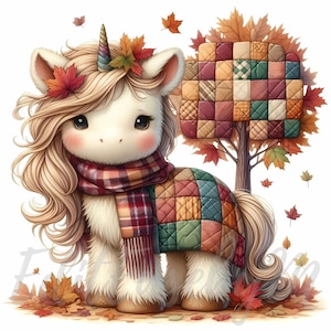 Puede incluir: Ilustración de un unicornio blanco con una bufanda a cuadros y un edredón de retazos. El unicornio tiene un cuerno colorido y está adornado con hojas de otoño. Un árbol con diseño de edredón de retazos y hojas cayendo completa la escena otoñal.