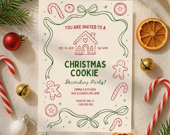 Könnte beinhalten: Eine cremefarbene Einladung zu einer Weihnachtsplätzchen-Dekorationsparty. Die Einladung zeigt rote und grüne Illustrationen von Zuckerstangen, Lebkuchenmännern und einem Lebkuchenhaus. Der Text lautet: "Sie sind zu einer Weihnachtsplätzchen-Dekorationsparty eingeladen!"
