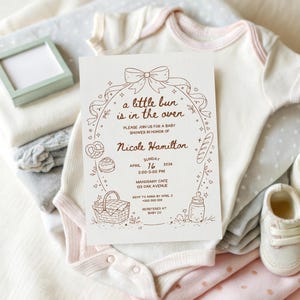 Redigerbar inbjudan till babyshowerfesten "Bullen är i ugnen", Canva-inbjudan med nyckfull handritad kokettrosé, könsneutral babyströssel bild 8