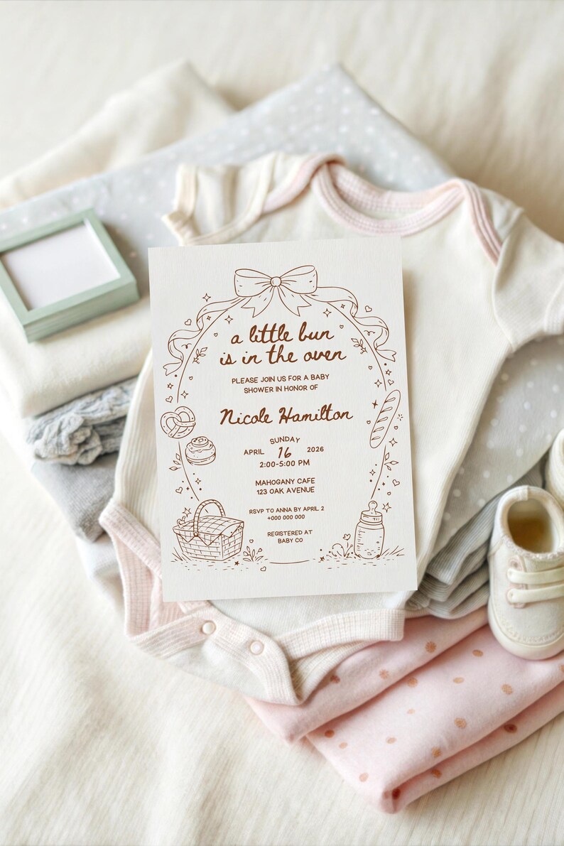 Redigerbar inbjudan till babyshowerfesten "Bullen är i ugnen", Canva-inbjudan med nyckfull handritad kokettrosé, könsneutral babyströssel bild 8