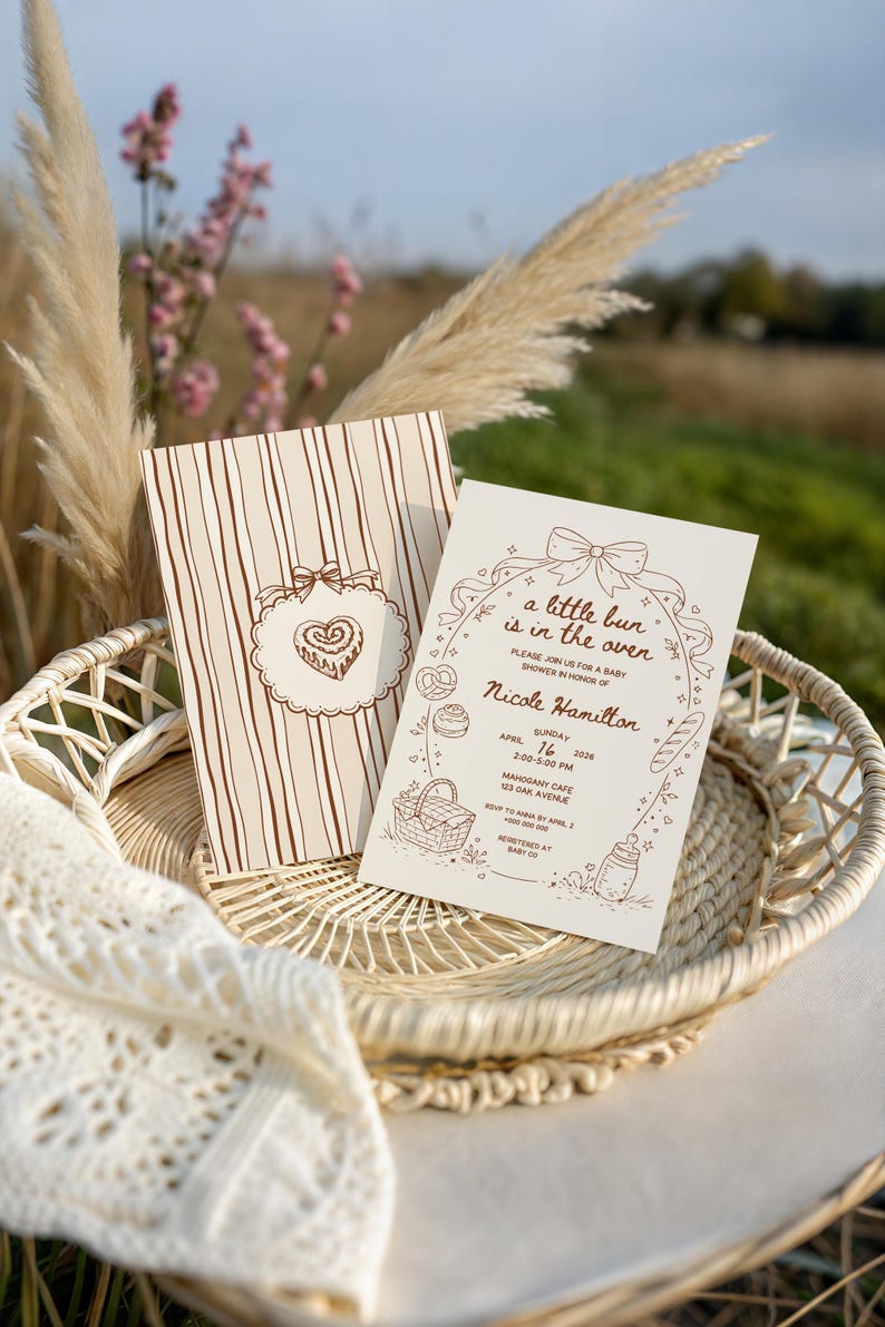 Redigerbar inbjudan till babyshowerfesten "Bullen är i ugnen", Canva-inbjudan med nyckfull handritad kokettrosé, könsneutral babyströssel bild 1