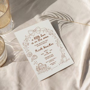 Redigerbar inbjudan till babyshowerfesten "Bullen är i ugnen", Canva-inbjudan med nyckfull handritad kokettrosé, könsneutral babyströssel bild 11