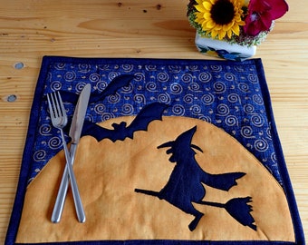 Halloween-placemats. Dukning med häxor och fladdermöss i applikation. JULDEkorationer. PDF-nedladdning.