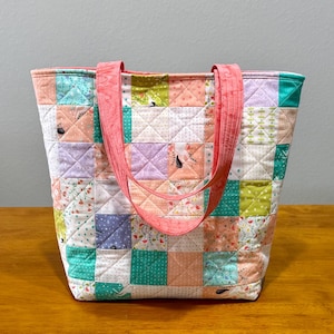Bolso de mano acolchado con diseño de retazos de cuento de hadas