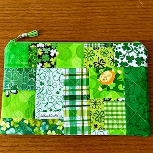 Glücksklee Kleeblatt grün Patchwork gesteppte Reißverschlusstasche: Make-up, Brille, Handy, Schlüssel, Stifte und Stiftetasche