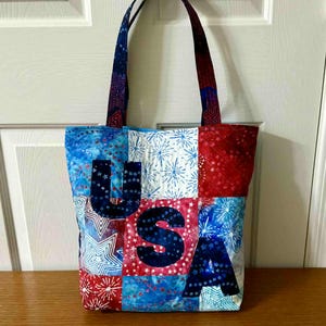 Sac fourre-tout matelassé - Tissu batik rouge, blanc et bleu - Sac patriotique fait main - Sac shopping réutilisable - Cabas de plage - Cartable