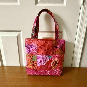 Sunset Quilted Tote Bag: Handgjord återanvändbar shoppingkasse i bomullsbatik bild 2