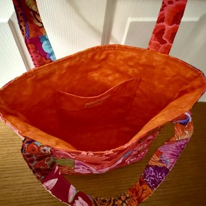Sunset Quilted Tote Bag: Handgjord återanvändbar shoppingkasse i bomullsbatik bild 3