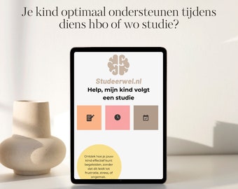Op de afbeelding: Een tabletcomputer waarop een website genaamd "Studeerwel.nl" wordt weergegeven met de tekst "Help, mijn kind volgt een studie" en een beschrijving van hoe je een kind effectief kunt ondersteunen bij het studeren zonder frustratie, stress of ongemak te veroorzaken.