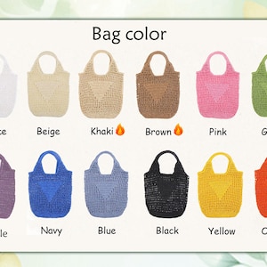 Puede incluir: Una exhibici&oacute;n de bolsos tote tejidos en varios colores, incluyendo blanco, beige, caqui, marr&oacute;n, rosa, verde, morado, azul marino, azul, negro, amarillo y naranja. Cada bolso tiene un dise&ntilde;o en forma de coraz&oacute;n.