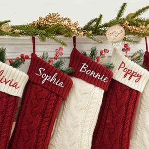 Medias navideñas con nombre, medias familiares, medias con monograma, medias navideñas tejidas a medida, medias navideñas bordadas personalizadas