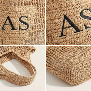 Puede incluir: Bolso tote de paja tejida en tono natural, con un dise&ntilde;o de tejido abierto. Las letras "AS" est&aacute;n bordadas en negro en la parte delantera. Tiene forma rectangular y un asa para llevarlo.