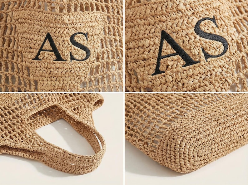 Puede incluir: Bolso tote de paja tejida en tono natural, con un dise&ntilde;o de tejido abierto. Las letras "AS" est&aacute;n bordadas en negro en la parte delantera. Tiene forma rectangular y un asa para llevarlo.