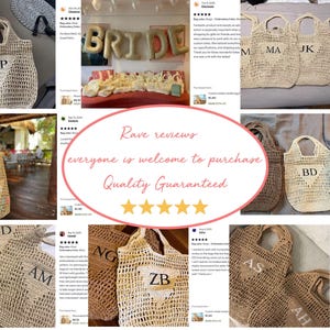 Puede incluir: Una colecci&oacute;n de bolsos tote beige de tejido abierto, cada uno bordado con una sola inicial. Las bolsas var&iacute;an en tama&ntilde;o y estilo, algunas con asas y otras con una correa para el hombro. El texto "BRIDE" es visible en el fondo.