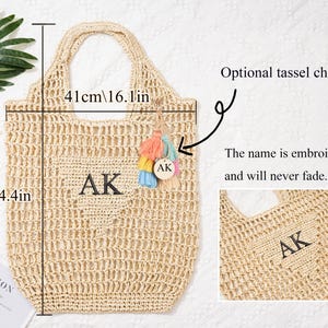 Puede incluir: Bolso tote tejido beige, de 62 cm de alto y 41 cm de ancho, con las iniciales "AK" bordadas. Incluye un charm de borla opcional. El texto "El nombre est&aacute; bordado y nunca se desvanecer&aacute;" es visible.