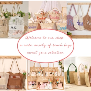 Puede incluir: Una colecci&oacute;n de bolsos de playa en varios estilos y materiales. Incluye bolsos tote tejidos, bolsos de malla y bolsos personalizados con nombres. La imagen tambi&eacute;n presenta el texto "Welcome to our shop, a wide variety of beach bags await your selection."