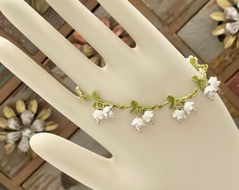 Delightful White Flower Clusters Charm Bracelet