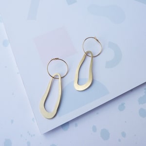 Pool Ohrringe One- Minimal Statement Creolen, Asymmetrische Gold Baumeln Ohrringe, Minimalistische Ohrringe, Wellige Form Gold Creolen