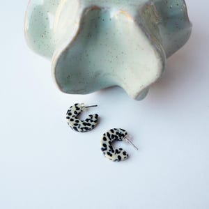 Marmor Terrazzo Super Mini Creolen - Creolen, Acetat Ohrringe, Resin Ohrring, Schildpatt Ohrring, hübsche Creolen