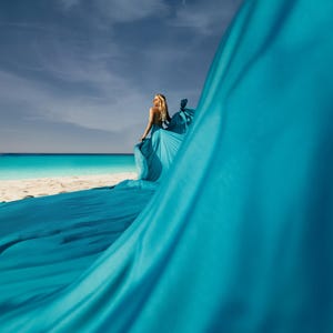 Abito lungo turchese per servizio fotografico, abito in raso svolazzante, abito svolazzante senza schienale, abito per servizio fotografico in spiaggia, abito svolazzante asimmetrico