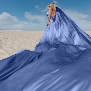 Blaues Langes Fliegendes Kleid Für Fotoshooting Asymmetrisches Fliegendes Kleid Fließendes Fotoshooting Kleid Fliegendes Satin Kleid Frauen Fliegendes Kleid Langer Zug