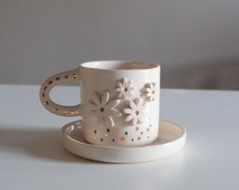 Tazza da caffè in ceramica Daisy con piattino - Capacità 100 ml - Realizzata a mano in beige