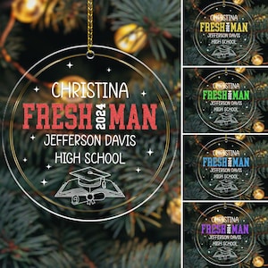 Peut inclure: Ornement de Noël rond en acrylique transparent avec bordure dorée. Il affiche le texte "CHRISTINA FRESHMAN 2024 JEFFERSON DAVIS HIGH SCHOOL" en rouge pailleté et un motif de diplôme.