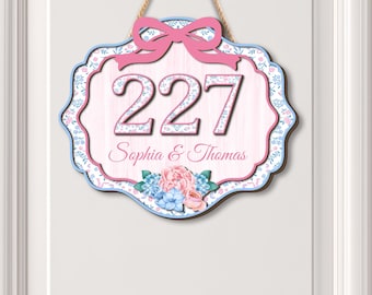 Letrero para puerta de dormitorio Grandmillennial, letrero personalizado con nombre de universidad, decoración floral azul y rosa para habitación, decoración coqueta para dormitorio, colgante de madera para niñas