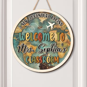 Weltkarte Abenteuer Klassenzimmer Zeichen, personalisiertes Willkommen Klassenzimmer Türschild, Back to School Geschenk, Geschenke für Lehrer, Willkommensschilder
