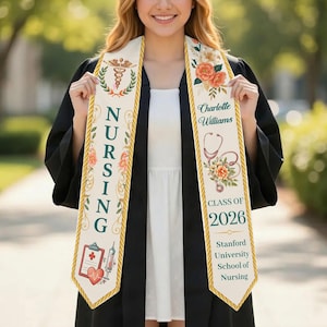 Pode incluir: Uma faixa de formatura com a palavra "NURSING" em letras verdes, um caduceu e símbolos médicos. O outro lado tem o nome "Charlotte Williams", um estetoscópio e "CLASS OF 2026" com a Escola de Enfermagem da Universidade de Stanford.
