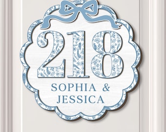 Letrero de madera personalizado con nombre y número para puerta de dormitorio, estilo chinoiserie azul, decoración coqueta para dormitorio, dormitorio de chicas universitarias, letrero para compañero de cuarto.