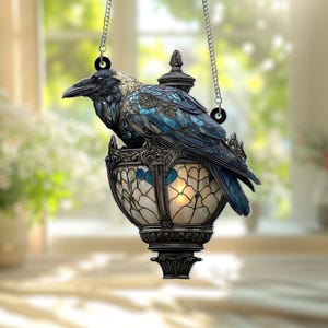 Rabe Gothic an Laterne Acryl Suncatcher - Faux Buntglas Halloween Krähe an Lampe, Halloween Dekor für Dark Academia Home