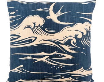 Funda de cojín Sanderson "Golondrinas en el Mar". Lino costero azul marino y crema. Decoración náutica, pájaros. Colección National Trust.