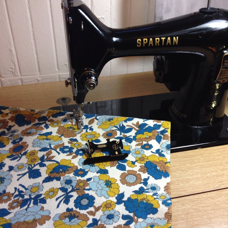 Vintage Sewing Machine Pin Brooch Etsy