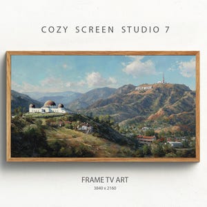 Könnte beinhalten: Ein gerahmtes Landschaftsgemälde der Hollywood Hills, mit dem Griffith Observatory und dem Hollywood-Zeichen. Das Kunstwerk ist vor einem blauen Himmel mit Wolken platziert. Der Text "COZY SCREEN STUDIO 7" und "FRAME TV ART" sind sichtbar.