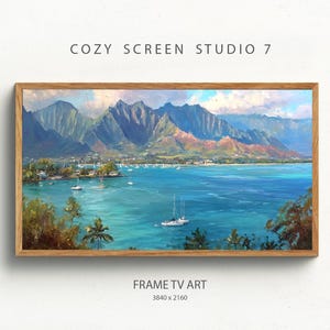 Może przedstawiać: Oprawiony obraz krajobrazu przedstawiający scenę nadmorską z górami, łodziami i turkusowym morzem. Dzieło zatytułowane "COZY SCREEN STUDIO 7" i "FRAME TV ART 3840 x 2160". Rama jest drewniana.