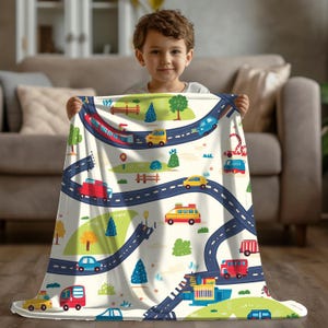 Manta personalizada con dibujos de coches, suave y acogedora manta de Minky para niños, con temática de pista de carreras, ideal para regalo con nombre personalizado.