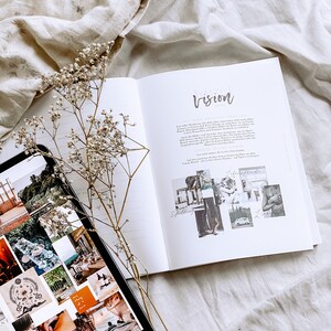 K&ouml;nnte beinhalten: Ein Vision Board mit einer Collage aus Bildern und Text. Der Text beinhaltet "Vision", "Effortless", "Abundant" und "Light". Die Bilder zeigen eine Person auf einem Feld, ein Auto und eine Person, die ein Baby h&auml;lt.